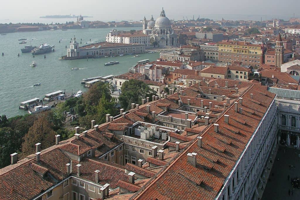 Piazza San Marco (CC BY-SA 2.0) by Russell Yarwood