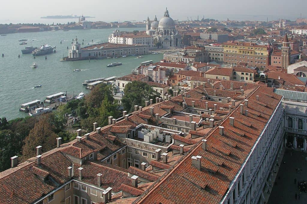 Piazza San Marco (CC BY-SA 2.0) by Russell Yarwood﻿