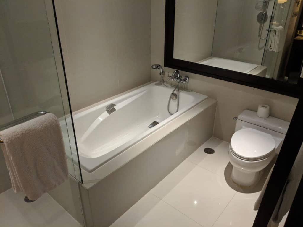 Millennium-Hilton-Bangkok-bathroom1