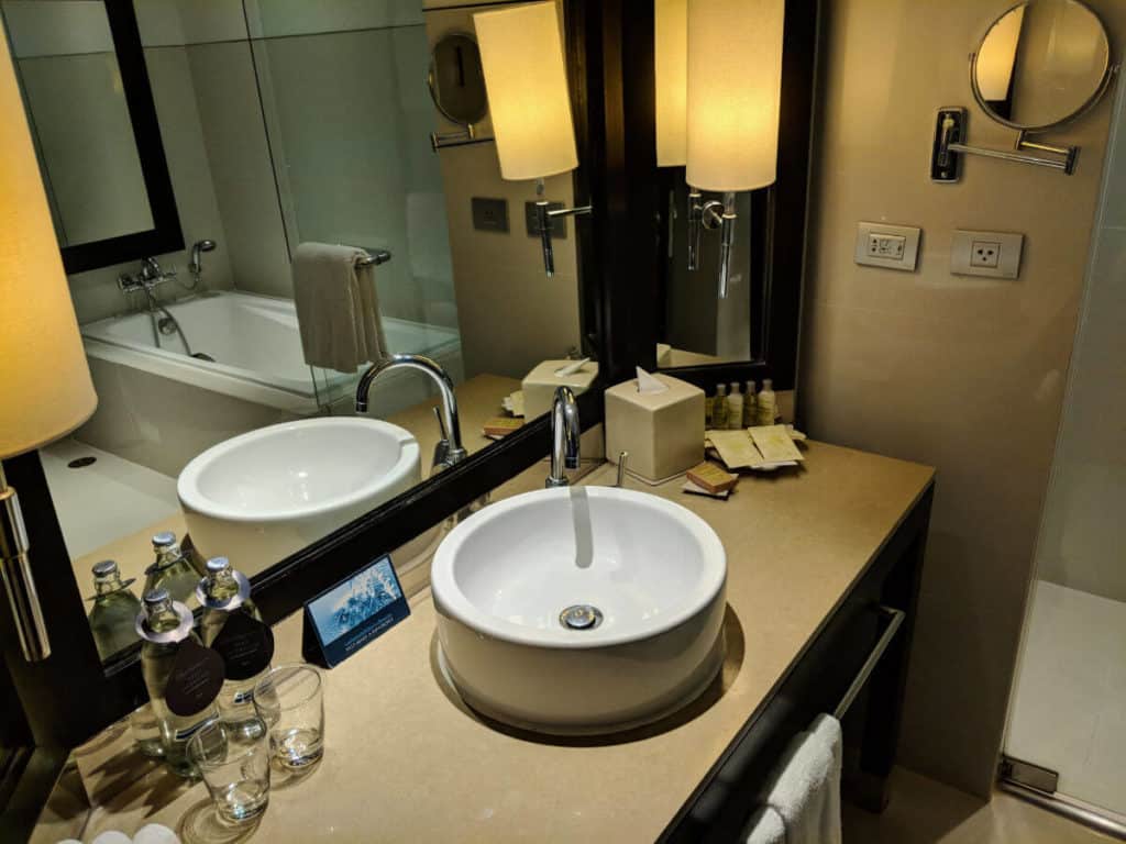 Millennium-Hilton-Bangkok-bathroom2