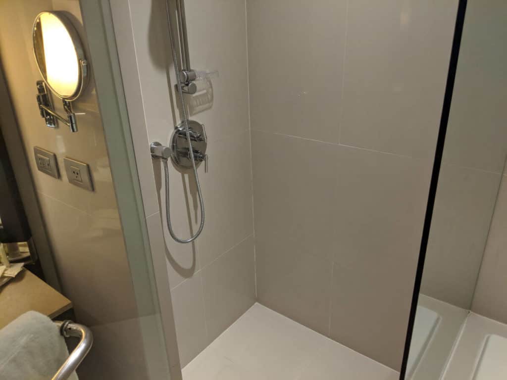 Millennium-Hilton-Bangkok-bathroom3