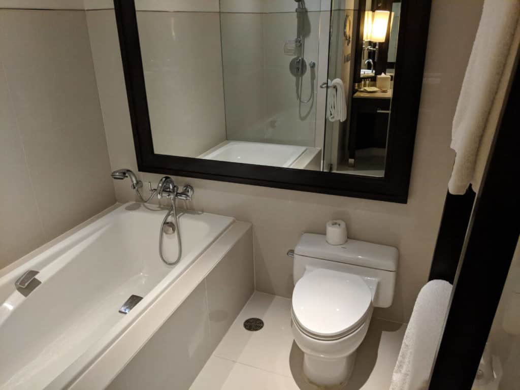 Millennium-Hilton-Bangkok-bathroom4